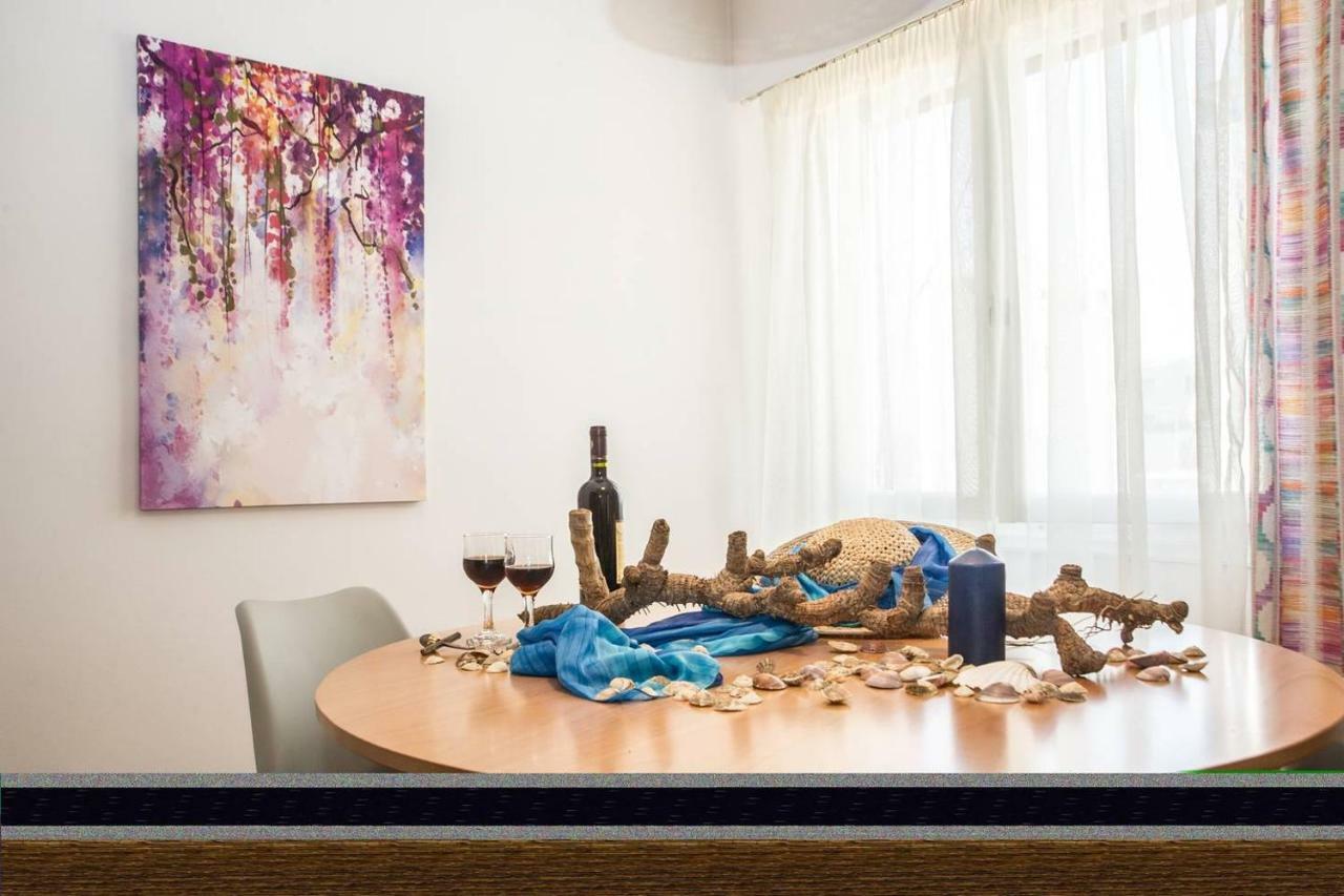 The Ideal Locale - A Sleek And Illuminated Space Kalamata Esterno foto